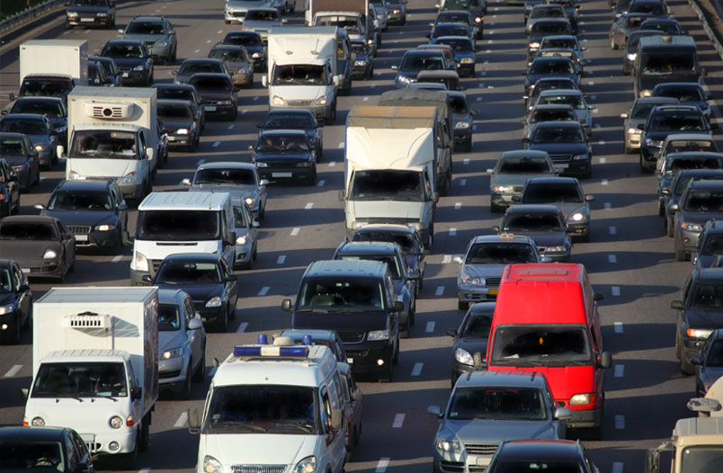 Autos parados en el tráfico y contaminando