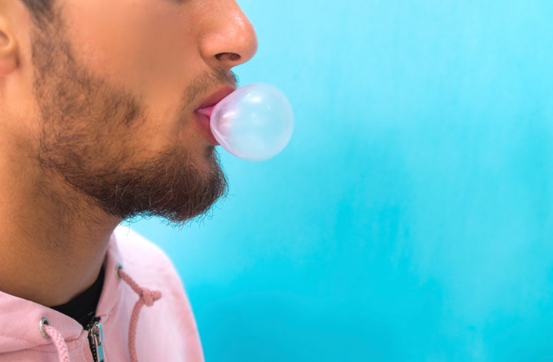 ¡Una bolsa de plástico y envolturas de dulces quedaron registrados en los videos recopilados, como testigos del alcance que la contaminación la tenido en el planeta!